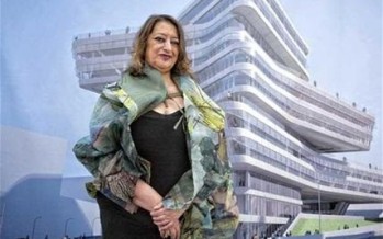 المهندسة الراحلة زها حديد أمام أحد تصاميمها
