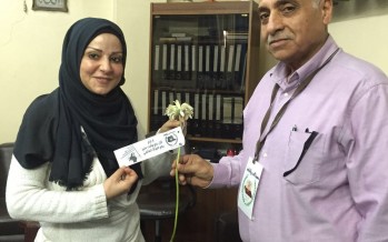 خلال تقديم الورود بمناسبة يوم المرأة