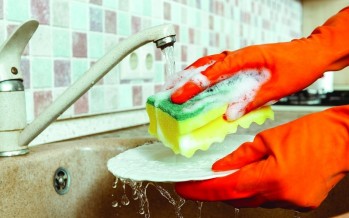 إسفنجة مطبخك أرض خصبة للبكتيريا.. فمتى عليكِ تغييرها؟