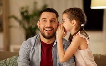 كيف يصنع حضور الأب وعي الفتاة العاطفي منذ الطفولة؟