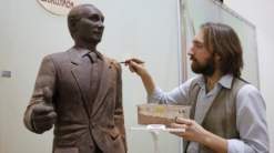 تمثال بوتين المنحوت بالشوكولا يجذب الزوار