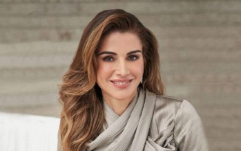 الملكة رانيا تتألق باللونين الزهري والزيتي في نيودلهي
