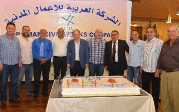 خلال تقطيع قالب الحلوى
