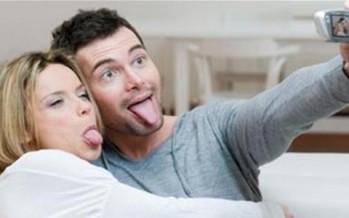 أسباب تدفع المرأة للارتباط بالرجل المرح