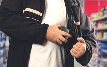 هرب بعد سرقة متجر... لكنه نسي خلفه أغلى ما يملك!
