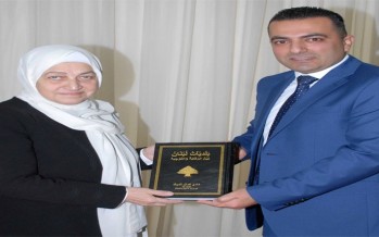 النائب بهية الحريري تسلمت من المراقب المالي هادي الديك كتابه 