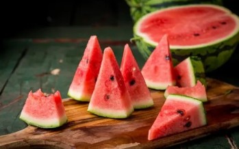 عند تناول البطيخ.. 
