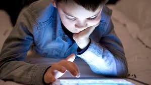 حين يسرق الضوء الأزرق نوم أطفالنا… الشاشات تهدد استقرارهم النفسي حين يسرق الضوء الأزرق نوم أطفالنا… الشاشات تهدد استقرارهم النفسي