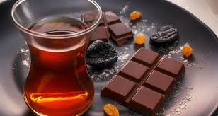الشاي والشوكولاتة الداكنة يخفضان ضغط الدم ويدعمان صحة القلب