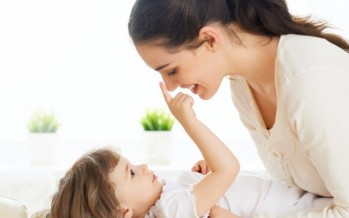 هل تعانين من تعلق طفلك الزائد بك؟