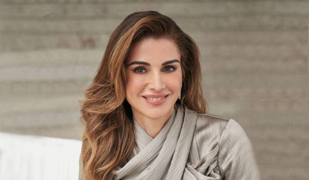 الملكة رانيا تتألق باللونين الزهري والزيتي في نيودلهي