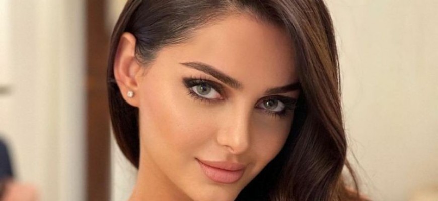 عارضة الأزياء الإيرانية مهلقا جابري في ثوب مندّد بالإعدامات على سجادة كانّ عارضة الأزياء الإيرانية مهلقا جابري في ثوب مندّد بالإعدامات على سجادة كانّ
