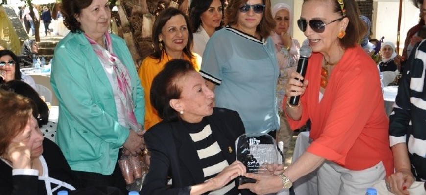 جمعية المواساة كرمت ليلى الزعتري خلال 