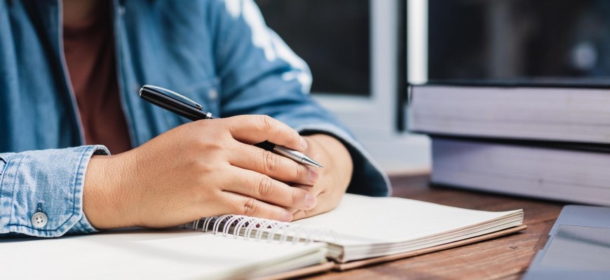 طريقة إمساكك بالقلم قد تنبئ بالإصابة بهذا المرض! طريقة إمساكك بالقلم قد تنبئ بالإصابة بهذا المرض!