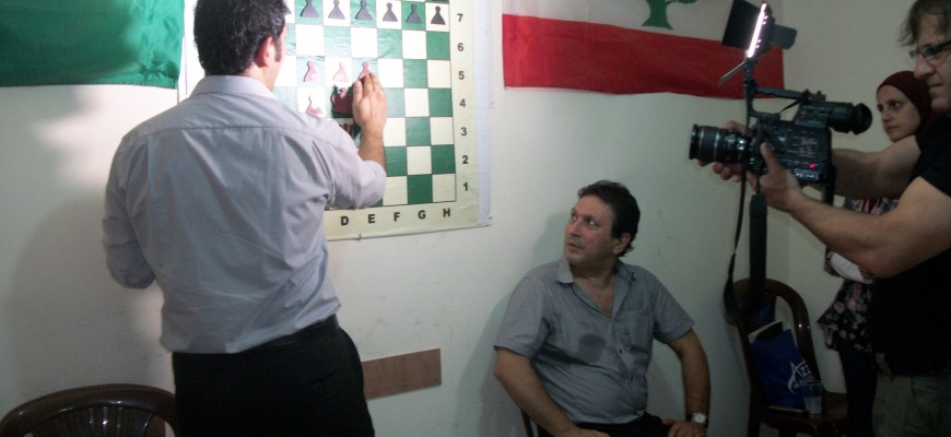 رجل الأعمال الفلسطيني المناضل ثائر الغضبان يفتتح دورة تعليم في الشطرنج في مخيم شاتيلا