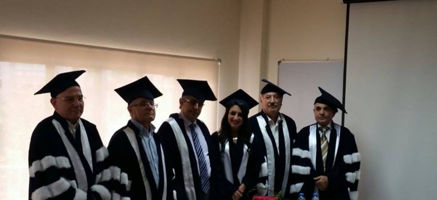 نورا مرعي  تتوسط الدكاترو اثناء التخرج
