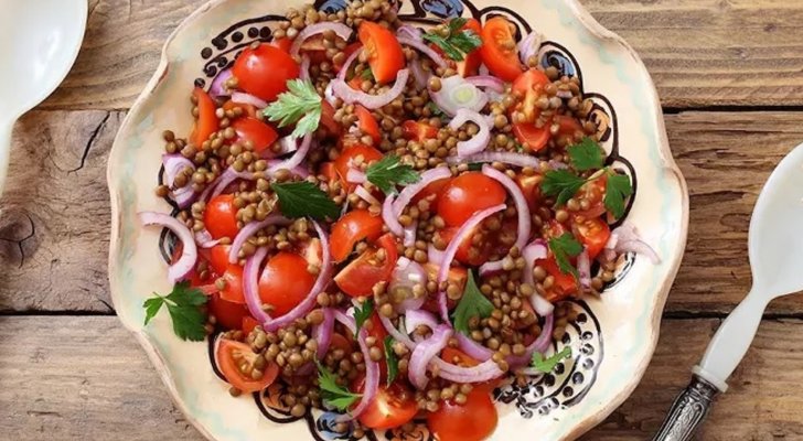 سلطة العدس والخضار طبق غني بالمكونات الصحية