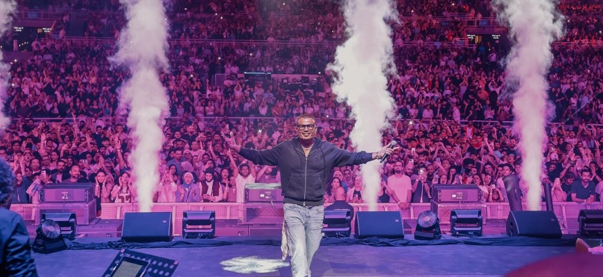 عمرو دياب يحيي حفلًا جماهيريًا حاشدًا في البحرين.. إطلالة شبابية وتفاعل غير مسبوق عمرو دياب يحيي حفلًا جماهيريًا حاشدًا في البحرين.. إطلالة شبابية وتفاعل غير مسبوق