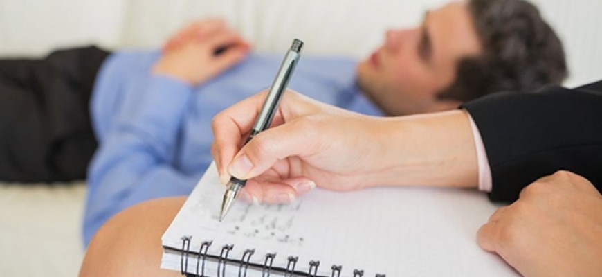 متى نحتاج إلى زيارة الطبيب النفسي.. ولماذا نخشاه؟