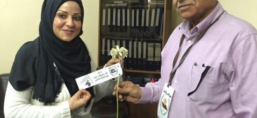 خلال تقديم الورود بمناسبة يوم المرأة خلال تقديم الورود بمناسبة يوم المرأة