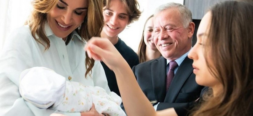 الملكة رانيا توثّق فرحة العائلة باستقبال حفيدتها الأولى الملكة رانيا توثّق فرحة العائلة باستقبال حفيدتها الأولى