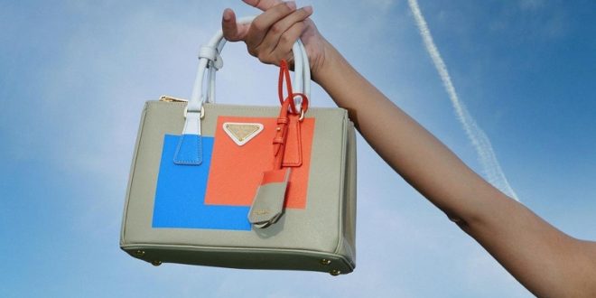 بالصور: دار Prada تعيد إصدار أهم حقائبها.. كيف نسقتها الفنانات؟ بالصور: دار Prada تعيد إصدار أهم حقائبها.. كيف نسقتها الفنانات؟