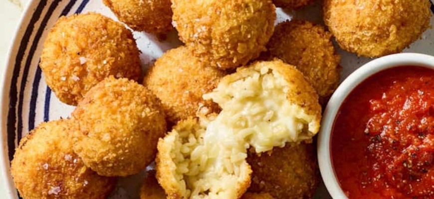 كرات رز مقلية محشية على طريقة Arancini