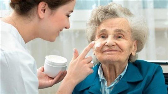 بشرة كبار السن تحتاج إلى عناية خاصة بشرة كبار السن تحتاج إلى عناية خاصة