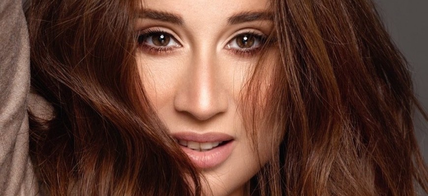كارين رزق الله تعتمد لوكاً جديداً.. هكذا بدت