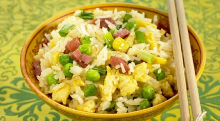إليك طبق الأرز الكانتوني على الطريقة الصينية إليك طبق الأرز الكانتوني على الطريقة الصينية