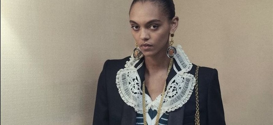 Chloé تكشف عن مجموعة ما قبل خريف 2025: أنوثة معاصرة بجذور كلاسيكية