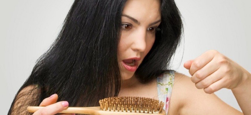 استعيدي عافية شعرك المتقصف بثلاث وصفات استعيدي عافية شعرك المتقصف بثلاث وصفات