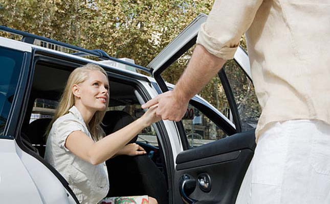 تصرفات شهمة يقوم بها الرجال تجذب النساء تصرفات شهمة يقوم بها الرجال تجذب النساء