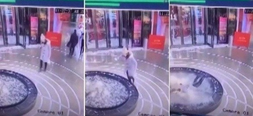 سقوط امرأة في نافورة وهي منشغلة بهاتفها سقوط امرأة في نافورة وهي منشغلة بهاتفها