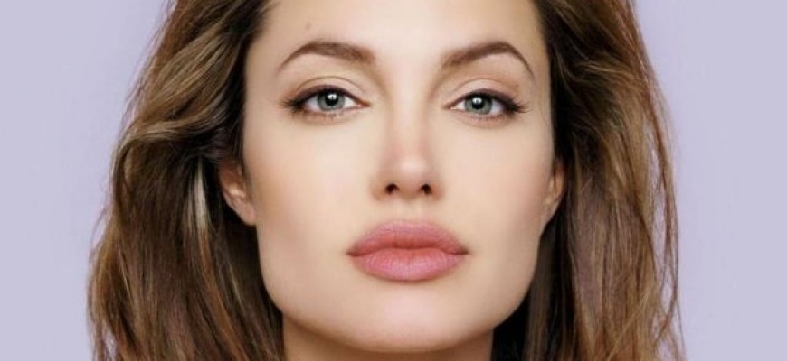 أنجلينا جولي تتضامن مع غزة أنجلينا جولي تتضامن مع غزة