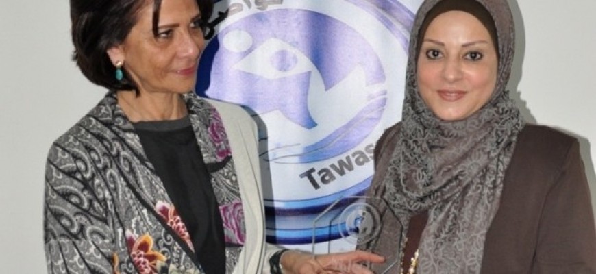 ريما ملحم تقدّم درعاً للزميلة ثريا حسن زعيتر
