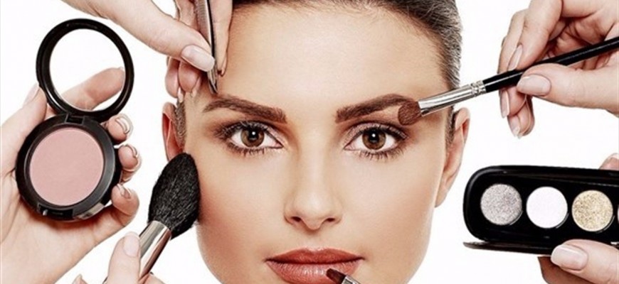 كيف تزيلين مساحيق التجميل بالطريقة الصحيحة كيف تزيلين مساحيق التجميل بالطريقة الصحيحة