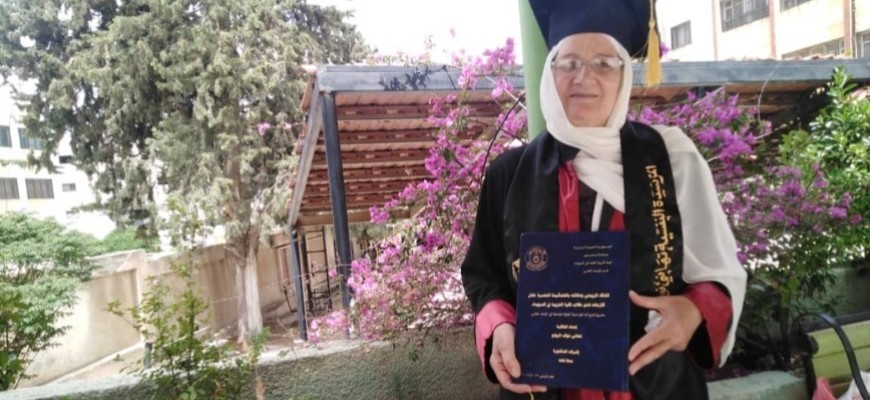 الأولى على دفعتها.. سيدة تتخرج في الجامعة بعمر الـ55 عاماً الأولى على دفعتها.. سيدة تتخرج في الجامعة بعمر الـ55 عاماً