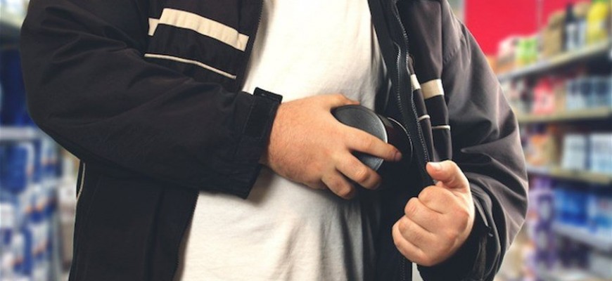 هرب بعد سرقة متجر... لكنه نسي خلفه أغلى ما يملك! هرب بعد سرقة متجر... لكنه نسي خلفه أغلى ما يملك!