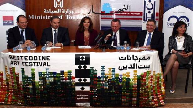 جنبلاط بين فرعون وعريجي والسردوك في المؤتمر. جنبلاط بين فرعون وعريجي والسردوك في المؤتمر.