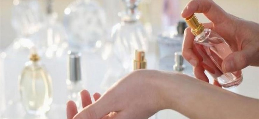 رش العطر له قواعد للإفادة منه طوال النهار... إليكم التفاصيل رش العطر له قواعد للإفادة منه طوال النهار... إليكم التفاصيل