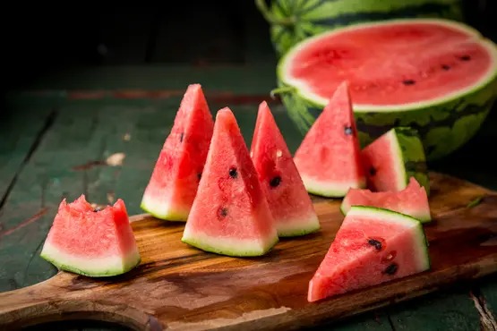 عند تناول البطيخ.. عند تناول البطيخ..