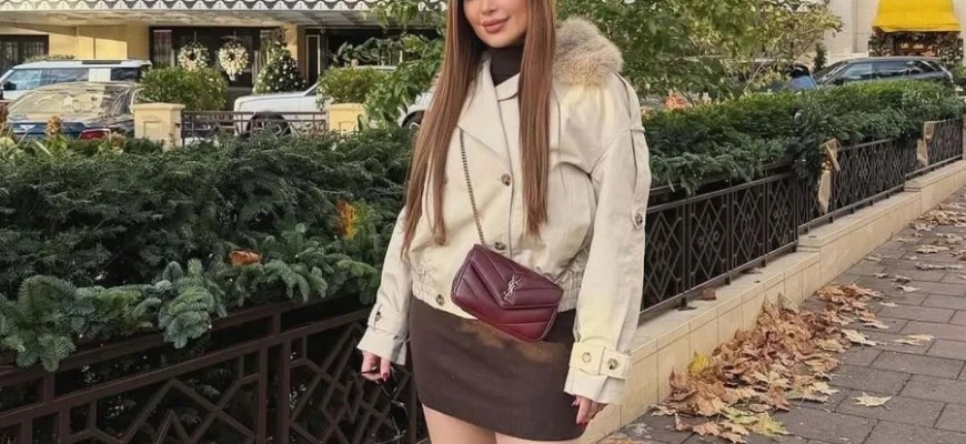 الحقيبة البرغندي… لمسة الفخامة التي تتصدّر إطلالات شتاء 2025 – 2026