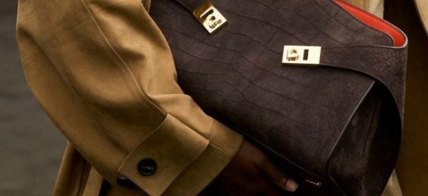 حقائب الشامواه 2026: عودة الفخامة الهادئة بلمسة عصرية