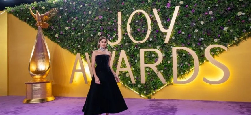 أكثر الإطلالات أناقة في حفل Joy Awards على مر السنوات