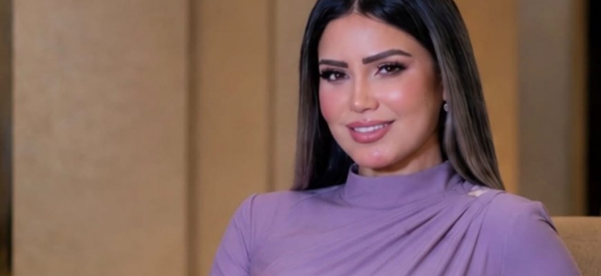 إطلالة أنيقة.. إيناس عز الدين تحصد إعجاب جمهورها من بيت الأزياء السعودي