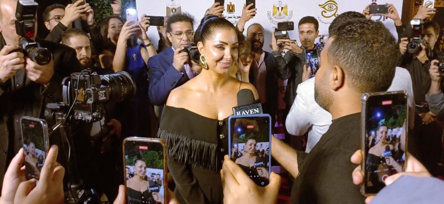 كلوديا حنا تخطف الأنظار في مهرجان بردية السينمائي.. إطلالة أنيقة وترحاب لافت بعضويتها بلجنة التحكيم