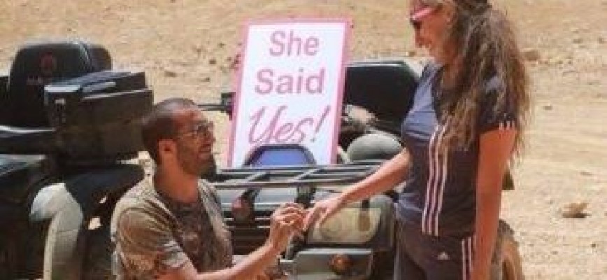 لن تصدقوا من على أي ارتفاع طلب يدها!