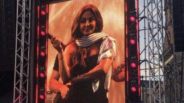 إليسا بالكوفية أمام أكبر جمهور في مهرجان مالمو - السويد إليسا بالكوفية أمام أكبر جمهور في مهرجان مالمو - السويد