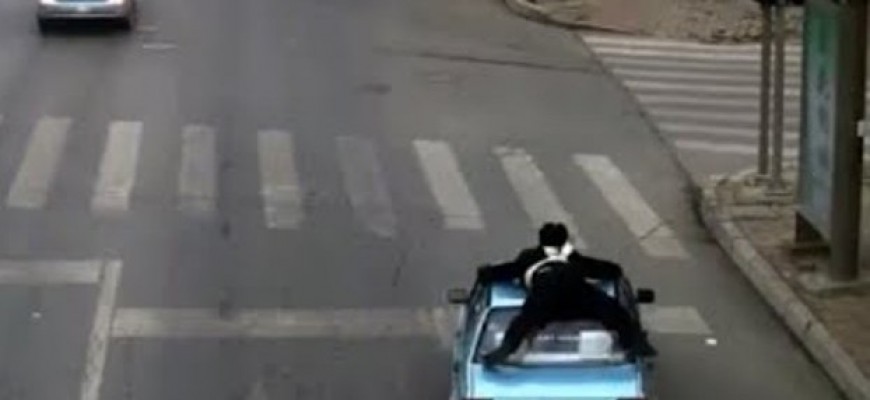 شرطي يتحدّى سائق سيارة شرطي يتحدّى سائق سيارة